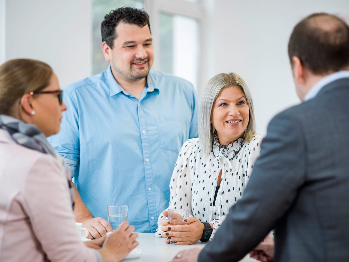 Das netconsult-Team im Gespräch am Besprechungstisch