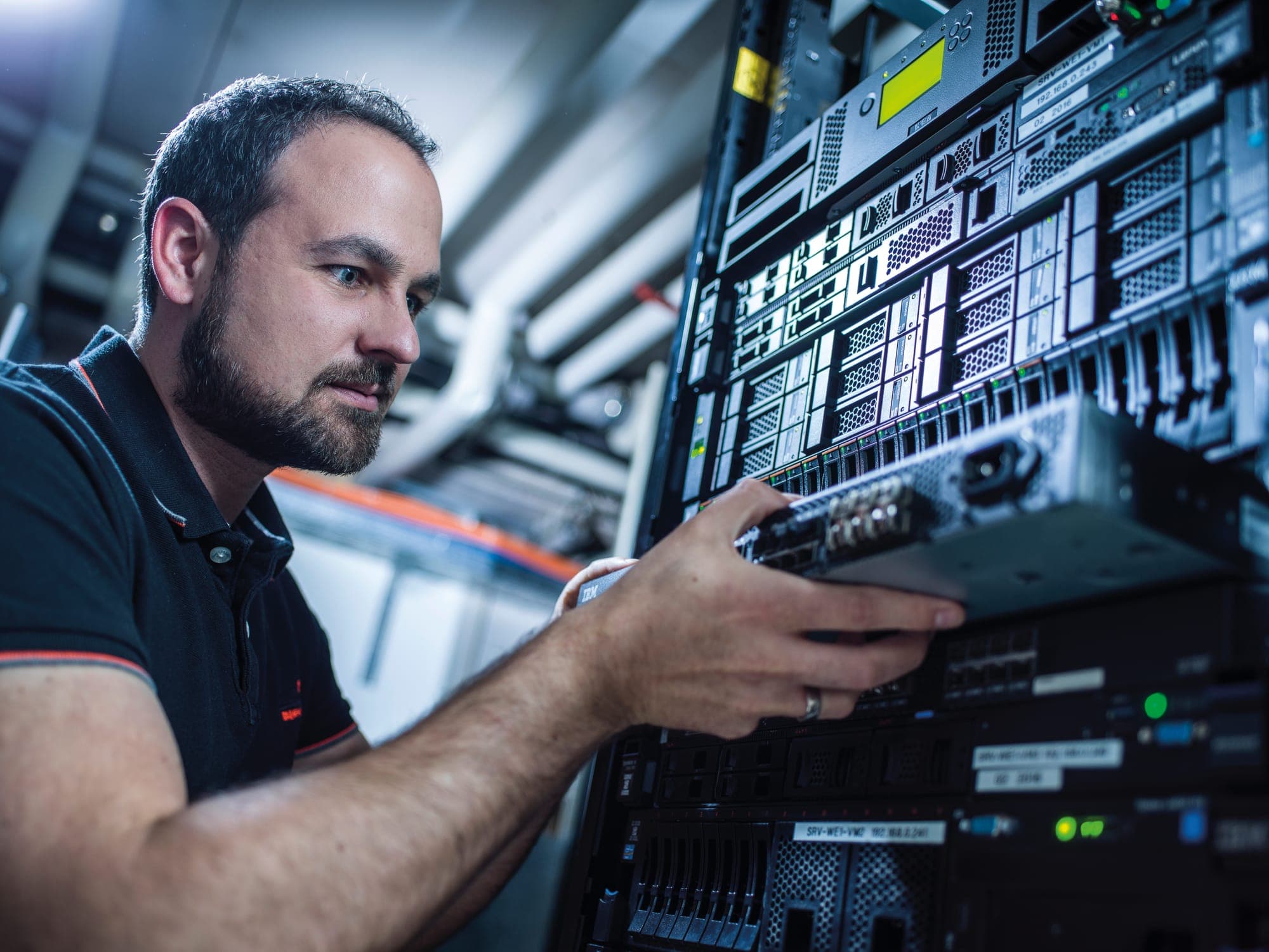 IT-Techniker montiert eine Komponente in einem Server-Rack